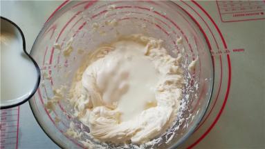 分次加入酸奶