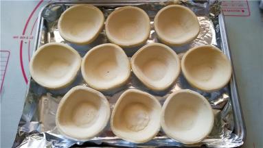 将蛋挞皮摆放在烤盘上