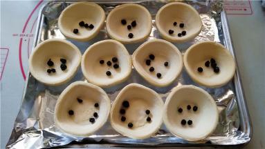 挞皮底放入蓝莓干