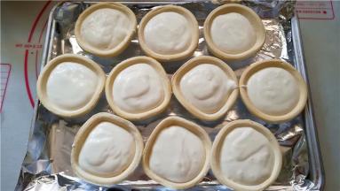 倒入奶酪糊至八分满即可