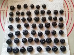 将蓝莓洗净用厨房纸吸收水分。