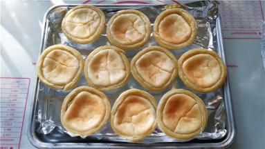 刚烤好的挞会鼓起来，等凉了就凹下去了