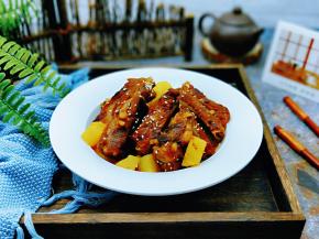 盛出装盘，撒上熟白芝麻。