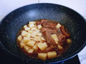 30分钟后加入切好的土豆，再次烧开后，转小火慢炖8分钟。