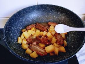 8分钟后加入食用盐，盐的量根据个人口味放即可。大火收汤即可出锅。