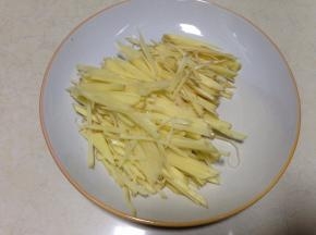 土豆去皮，切成细丝（自我感觉手切的土豆丝比擦子擦出来的要好吃）