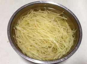 然后用清水加入1小勺米醋浸泡5分钟后捞出控水(这样炒出的土豆丝清爽不粘)