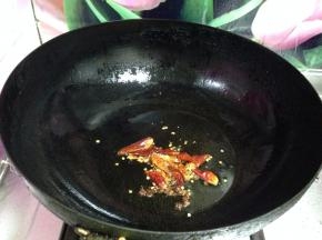 热锅凉油下入花椒和辣椒小火炸至变色