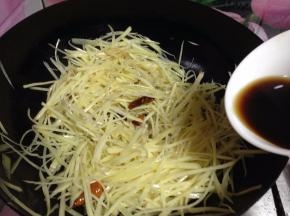 倒入土豆丝转大火快速煸炒，同时加入1/2小勺米醋迅速炒匀