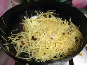 加入盐、糖调味炒匀