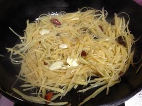 最后加入蒜片炒匀即可出锅
