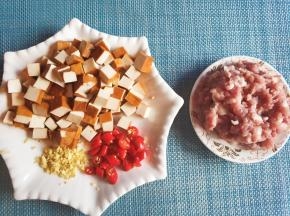 大肉剁肉沫，豆干切丁，红椒切圈，姜切粒。