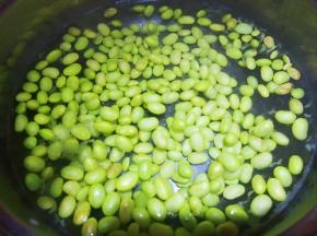 锅里水烧开放少量盐，放毛豆焯水一分钟左右，捞出过凉水控干水份。