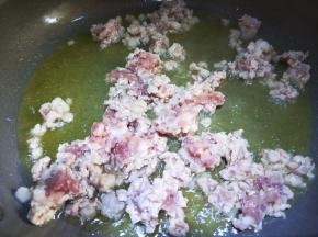 油烧热放大肉沫翻炒。