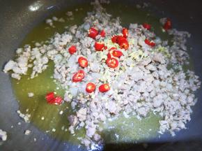 炒干水气，出油放姜米和红椒。