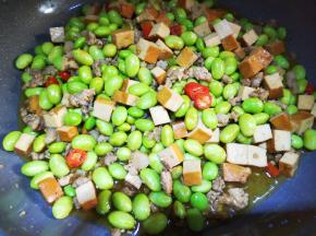 炒一分钟放盐调味，最后放鸡精。