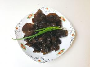 泡发好黑木耳，洗净小葱