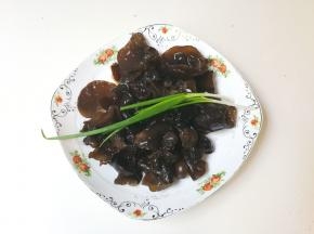 泡发好黑木耳，洗净小葱
