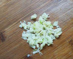 蒜瓣剥去皮剁成蒜泥