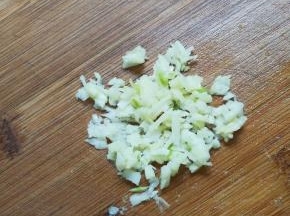 蒜瓣剥去皮剁成蒜泥