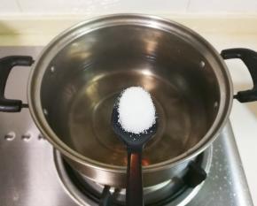 锅中水开放入一小勺盐
