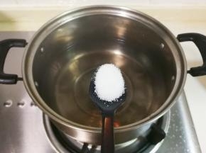 锅中水开放入一小勺盐