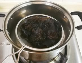 放入黑木耳烧开撇去浮沫捞出来

