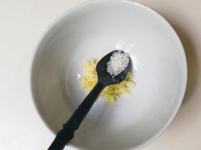 我放入蒜泥，少许糖