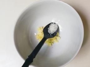 我放入蒜泥，少许糖