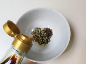 放入一勺生抽