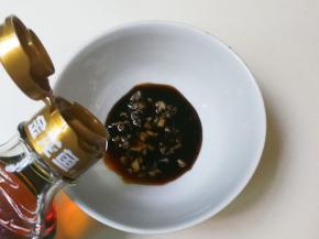 滴几滴麻油搅匀