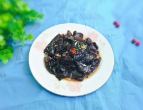 将凉拌汁淋入黑木耳撒上葱段拌匀放入盘中