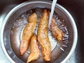 红薯放入器具中清洗干净！