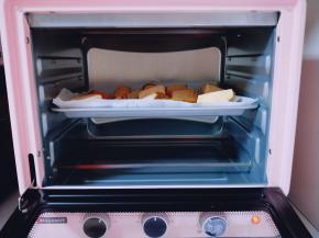 入烤箱中层，上下管200度，烤35分钟。