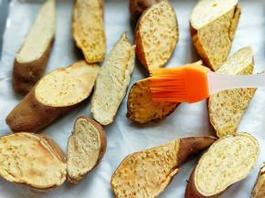 烤到20分钟时将烤盘取出，均匀刷上少许食用油！再放回烤箱烤15分钟。