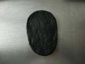 取一个面团擀成椭圆形。