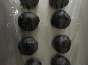盖上保鲜膜松弛15-20分钟。