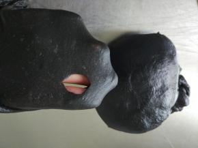 面团打成扩展阶段，破洞处没有锯齿。