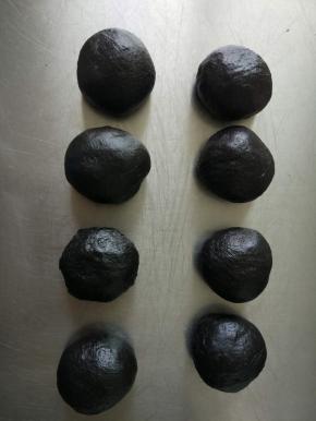 面团轻轻排气，平均分割成8份。