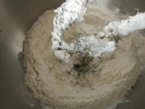 在厨师机中先加入淡奶油、纯牛奶、（可预留20克纯牛奶，看面粉的吸水量再斟酌加牛奶量）墨鱼汁的水性材料，再加入面包粉，细砂糖加在一个角落，把面粉挖一个洞，放入酵母上面在盖上干面粉，防止和砂糖在一起影响酵母的活性。