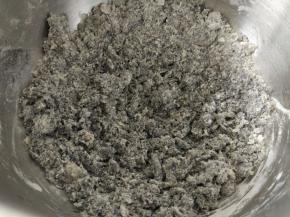 厨师机用一档慢慢把材料混合，观察面粉吸水量，如果不能搅拌成团，说明水量不够，此时可加入物流的牛奶。