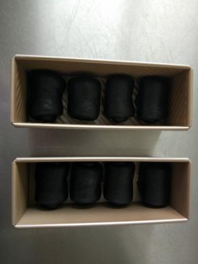 全部做好放入模具中，二次发酵一小时左右，8-9份满模。