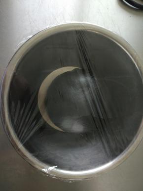 放入盆中，盖上保鲜膜室温发酵一小时左右，1.5-2倍大。