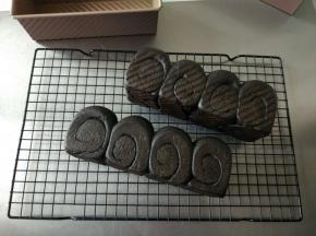 出炉侧扣在晾网上。