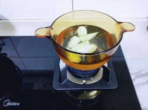 丝瓜去皮，切菱形块，锅中加入水，再加入切好的丝瓜！