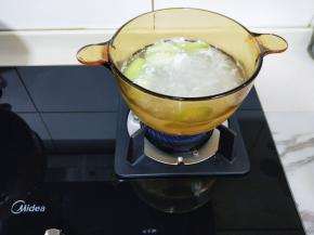 煮沸后，打入鸡蛋，做荷包蛋！