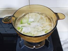 待鸡蛋成形后，再加入面叶！（撒落手法加入面叶）