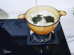 待面煮熟后，加入紫菜。