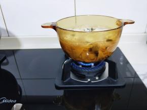 在加入调味包，煮沸关火！