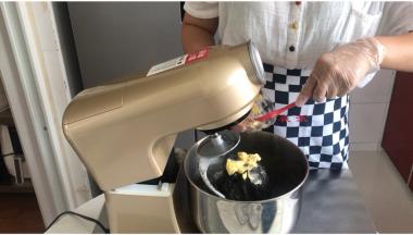 成团后加入软化的黄油和盐，厨师机转2档继续揉。